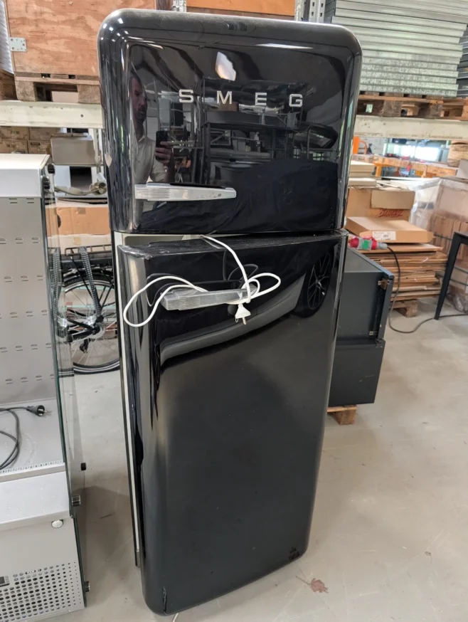 Kølefryseskab fra SMEG m/ kosmetiske fejl, brugt