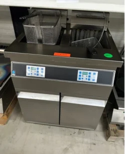 Dobbelt friture fra FKI, brugt - 14 dages garanti. Du kan tilkøbe 12 mdr. for 799 kr.