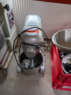 10 liters røremaskine, brugt -14 dages garanti. Du kan tilkøbe 12 mdr. for 799 kr.