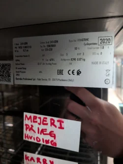 Zanussi køleskab fra 2020, brugt - 14 dages garanti. Du kan tilkøbe 12 mdr. for 799 kr.